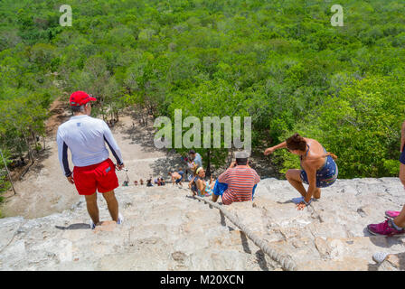 Coba, Quintana Roo, Mexique, touristes descendant du sommet de la pyramide de Coba. Editorial uniquement. Banque D'Images