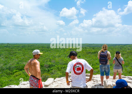 Coba, Quintana Roo, Mexique, 22 mai 2017, touristes regardant sur un paysage de jungle du haut de la pyramide de Coba. Editorial uniquement. Banque D'Images