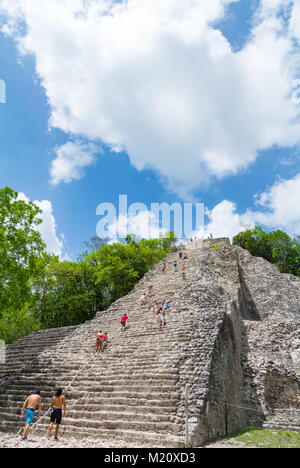 Coba, Quintana Roo, Mexique, les touristes grimpent sur une pyramide de Coba. Editorial uniquement. Banque D'Images