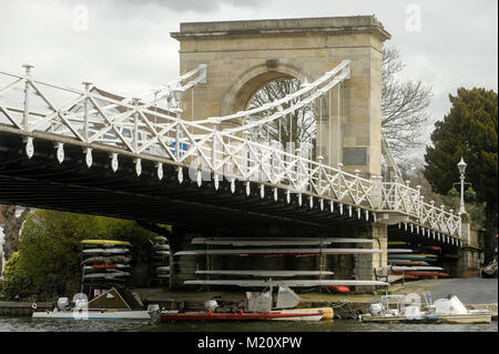 Suspension Bridge Marlow Bridge conçu par William Tierney Clark au XIX siècle sur la rivière Thames, à Marlow, dans le Buckinghamshire, Angleterre, Royaume-Uni. Banque D'Images