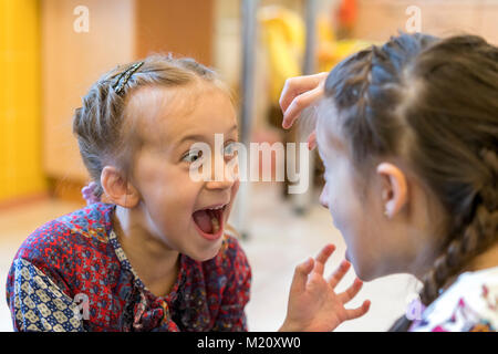 Deux petites soeurs crier. Focus sélectif. Banque D'Images