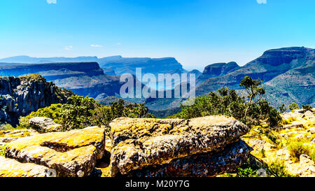 Vue sur le highveld et le barrage de la rivière Blyde dans le Blyde River Canyon, le long de la Route Panorama dans la province de Mpumalanga en Afrique du Sud Banque D'Images