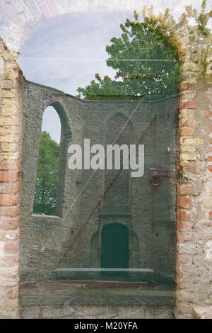 Ruines d'une église à double exposition Banque D'Images