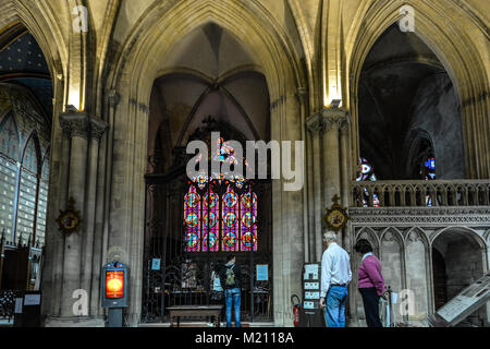 Vitrail dans une chapelle à l'intérieur de la cathédrale de Notre Dame de Bayeux à Bayeux en France. Banque D'Images