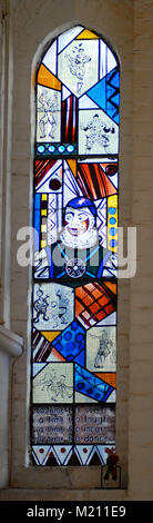 Un vitrail dans l'église Holy Trinity, Hackney, Londres, Royaume-Uni, commémorant Joseph Clown 'Joey' Grimaldi (1778-1837), le plus célèbre clown anglais. Jusqu'en 2014 un service annuel unique a eu lieu le premier dimanche de chaque mois de février à l'église avec une couronne sont mis à l'honneur des Grimaldi. En raison des travaux de rénovation, depuis 2014, le service a été tenu à All Saints' Church Bay View. Banque D'Images