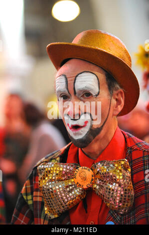 Jolly Jack le Clown chantant lors de la 67 e Assemblée annuelle de l'Église au service de clown Grimaldi Holy Trinity Church, Dalston, East London. Le service, qui a été une tradition annuelle depuis 1946, est conservé dans la mémoire de Joseph Clown 'Joey' Grimaldi (1778-1837), le plus célèbre clown anglais qui est né et a joué dans Londres. L'unique service de l'église a lieu le premier dimanche de chaque mois de février et une couronne est posée en l'honneur de Grimaldi. Banque D'Images