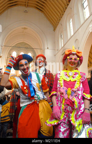 Clowns sourire et rire à la fin de la 62e assemblée annuelle de l'Église au service de clown Grimaldi Holy Trinity Church, Dalston, East London. Le service, qui a été une tradition annuelle depuis 1946, est conservé dans la mémoire de Joseph Clown 'Joey' Grimaldi (1778-1837), le plus célèbre clown anglais qui est né et a joué dans Londres. L'unique service de l'église a lieu le premier dimanche de chaque mois de février et une couronne est posée en l'honneur de Grimaldi. Banque D'Images