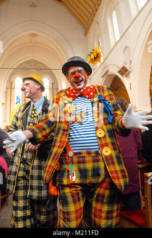 Mattie le Clown sourire et rire à la fin de la 62e assemblée annuelle de l'Église au service de clown Grimaldi Holy Trinity Church, Dalston, East London. Le service, qui a été une tradition annuelle depuis 1946, est conservé dans la mémoire de Joseph Clown 'Joey' Grimaldi (1778-1837), le plus célèbre clown anglais qui est né et a joué dans Londres. L'unique service de l'église a lieu le premier dimanche de chaque mois de février et une couronne est posée en l'honneur de Grimaldi. Banque D'Images