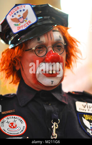 Un clown vêtu de la sécurité lors de la 67 e Assemblée annuelle de l'Église au service de clown Grimaldi Holy Trinity Church, Dalston, East London. Le service, qui a été une tradition annuelle depuis 1946, est conservé dans la mémoire de Joseph Clown 'Joey' Grimaldi (1778-1837), le plus célèbre clown anglais qui est né et a joué dans Londres. L'unique service de l'église a lieu le premier dimanche de chaque mois de février et une couronne est posée en l'honneur de Grimaldi. Banque D'Images