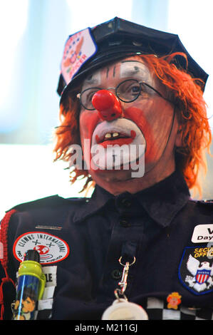 Un clown vêtu de la sécurité lors de la 67 e Assemblée annuelle de l'Église au service de clown Grimaldi Holy Trinity Church, Dalston, East London. Le service, qui a été une tradition annuelle depuis 1946, est conservé dans la mémoire de Joseph Clown 'Joey' Grimaldi (1778-1837), le plus célèbre clown anglais qui est né et a joué dans Londres. L'unique service de l'église a lieu le premier dimanche de chaque mois de février et une couronne est posée en l'honneur de Grimaldi. Banque D'Images