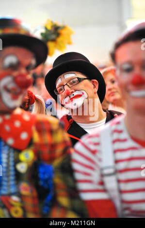 Un clown casquette top le service au cours de la 67e assemblée annuelle de l'Église au service de clown Grimaldi Holy Trinity Church, Dalston, East London. Le service, qui a été une tradition annuelle depuis 1946, est conservé dans la mémoire de Joseph Clown 'Joey' Grimaldi (1778-1837), le plus célèbre clown anglais qui est né et a joué dans Londres. L'unique service de l'église a lieu le premier dimanche de chaque mois de février et une couronne est posée en l'honneur de Grimaldi. Banque D'Images