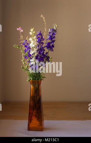 Bouquet de fleurs mixtes en violet et blanc Banque D'Images