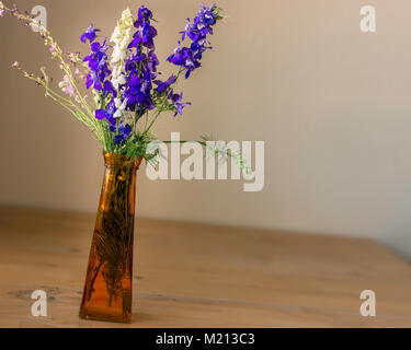 Bouquet de fleurs mixtes en violet et blanc Banque D'Images