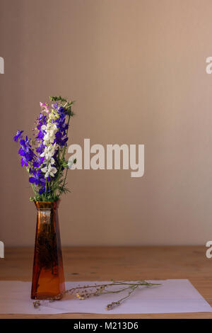 Bouquet de fleurs mixtes en violet et blanc Banque D'Images