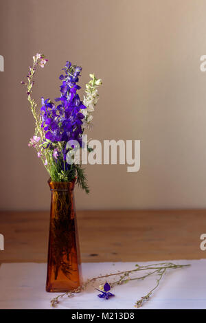 Bouquet de fleurs mixtes en violet et blanc Banque D'Images