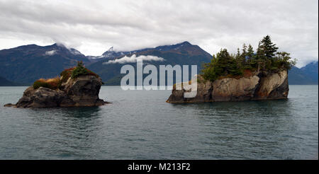 Accrocher les nuages bas au-dessus des montagnes rocheuses et de buttes dans Résurrection Bay en Alaska Banque D'Images