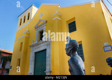 Cartagena, Colombie - Janvier 23th, 2018 : Vue de dessous de la Iglesia de la Trinidad et la statue de Pedro Romero consacré à l'Lanceros de Ge Banque D'Images