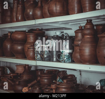 Casiers dans un atelier de poterie à poterie poterie, beaucoup de différents standing sur les étagères dans un atelier potery Banque D'Images