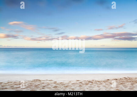 Beach sunrise in Waianae, Oahu, Hawaii, USA Banque D'Images