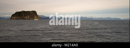 Seascape long avec vue panoramique ocean bluff et ferry en passant en face d'une montagne Banque D'Images