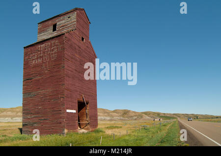 Dorothy, Alberta, Canada. L'élévateur à grain abandonnés près de la ville fantôme sur le côté est de la route secondaire 570. Banque D'Images