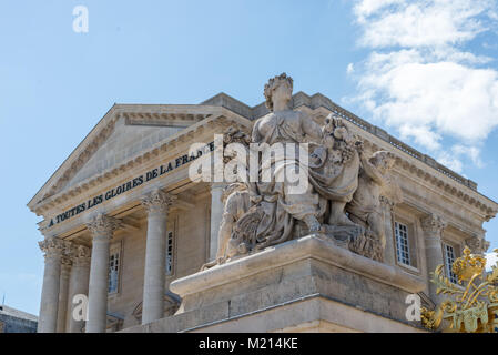 Versailles, France - le 6 août 2017 : La façade du palais de Versailles. Banque D'Images