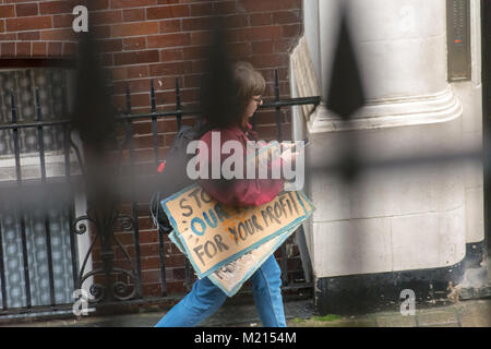 Londres, Royaume-Uni. 3, 2018. Les foules jeunes et vieux stand dans la rue pour protester pour le NHS à Bloomsbury, Londres, Royaume-Uni. 328 Fuhui Road Crédit : Lim/Alamy Live News. Banque D'Images