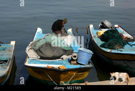 La ville de Gaza, de la Palestine, 3e Février, 2018. Un pêcheur palestinien travaille sur son bateau de pêche au port de mer de Gaza le 3 février 2018 : Crédit d'Ashraf Amra/APA/Images/fil ZUMA Alamy Live News Banque D'Images