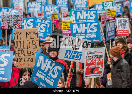 London, UK, 3 févr. 2018. NHS en crise - Maintenant Mars et manifestation - organisée par l'Assemblée des Peuples a commencé à Gower Street et terminé à l'extérieur de Downing Street. Crédit : Guy Bell/Alamy Live News Banque D'Images