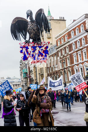 3e février 2018. Whitehall, Londres, Royaume-Uni. Des milliers de tous les coins du Royaume-Uni se rassemblent à l'University College de Londres à mars dans le froid et la pluie pour protester contre des coupes dans le Service National de Santé NHS. Credit : Newspics UK London/Alamy Live News Banque D'Images