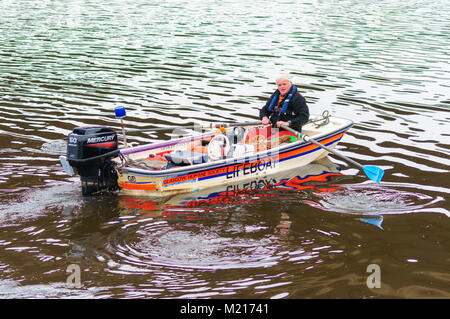 Glasgow, Ecosse, Royaume-Uni. 3 Février, 2018. Météo France : George Parsonage Consultant auprès de la Société protectrice des animaux de Glasgow un canot à rames le long de la rivière Clyde sur l'image. George Parsonage a sauvé plus de 1 500 personnes de la Clyde. Credit : Skully/Alamy Live News Banque D'Images