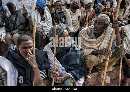 Lalibela, région d'Amhara, en Éthiopie. 6 janvier, 2018. Pèlerins à Lalibela.Pendant les premiers jours de janvier, des milliers de pèlerins chrétiens orthodoxes éthiopiens aller à la ville de Lalibela pour visiter la ''Nouvelle Jérusalem''. Cette ville sainte est composée de 11 églises interconnectés sculptée à la main qui sont connectés à travers une série de labyrinthes et des tunnels.Les premiers jours de janvier marquer la célébration de Genna (également connu sous le nom de Ledet), qui est la version de Noël du calendrier éthiopien. Au cours de cette célébration, le voyage des pèlerins de la terre sacrée de Lalibela à l'expérience ce qui est décrit Banque D'Images