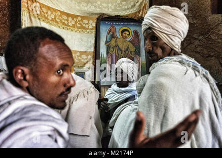 Lalibela, région d'Amhara, en Éthiopie. 6 janvier, 2018. Les pèlerins à l'intérieur de l'église de Biete Giyorgis (Saint George).Pendant les premiers jours de janvier, des milliers de pèlerins chrétiens orthodoxes éthiopiens aller à la ville de Lalibela pour visiter la ''Nouvelle Jérusalem''. Cette ville sainte est composée de 11 églises interconnectés sculptée à la main qui sont connectés à travers une série de labyrinthes et des tunnels.Les premiers jours de janvier marquer la célébration de Genna (également connu sous le nom de Ledet), qui est la version de Noël du calendrier éthiopien. Au cours de cette célébration, le voyage des pèlerins de la terre sainte de La Banque D'Images
