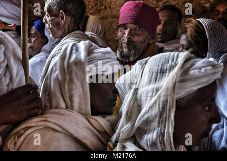 Lalibela, région d'Amhara, en Éthiopie. Jan 7, 2018. Les pèlerins attendent d'entrer dans une des églises de Lalibela.Pendant les premiers jours de janvier, des milliers de pèlerins chrétiens orthodoxes éthiopiens aller à la ville de Lalibela pour visiter la ''Nouvelle Jérusalem''. Cette ville sainte est composée de 11 églises interconnectés sculptée à la main qui sont connectés à travers une série de labyrinthes et des tunnels.Les premiers jours de janvier marquer la célébration de Genna (également connu sous le nom de Ledet), qui est la version de Noël du calendrier éthiopien. Au cours de cette célébration, le voyage des pèlerins de la terre sainte de Lali Banque D'Images