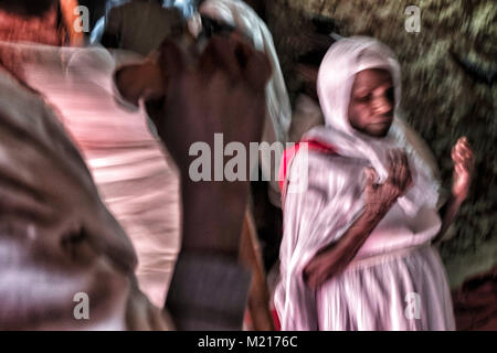 Lalibela, région d'Amhara, en Éthiopie. Jan 7, 2018. Une femme qui prie à l'intérieur de l'Denagel Biete (Maison des Vierges) à Lalibela.Pendant les premiers jours de janvier, des milliers de pèlerins chrétiens orthodoxes éthiopiens aller à la ville de Lalibela pour visiter la ''Nouvelle Jérusalem''. Cette ville sainte est composée de 11 églises interconnectés sculptée à la main qui sont connectés à travers une série de labyrinthes et des tunnels.Les premiers jours de janvier marquer la célébration de Genna (également connu sous le nom de Ledet), qui est la version de Noël du calendrier éthiopien. Au cours de cette célébration, le voyage des pèlerins à la basilique Banque D'Images