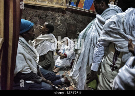 Lalibela, région d'Amhara, en Éthiopie. Jan 7, 2018. Pèlerins priant dans l'Biete Gabriel-Rufael (Maison des anges, Gabriel et Raphaël).Pendant les premiers jours de janvier, des milliers de pèlerins chrétiens orthodoxes éthiopiens aller à la ville de Lalibela pour visiter la ''Nouvelle Jérusalem''. Cette ville sainte est composée de 11 églises interconnectés sculptée à la main qui sont connectés à travers une série de labyrinthes et des tunnels.Les premiers jours de janvier marquer la célébration de Genna (également connu sous le nom de Ledet), qui est la version de Noël du calendrier éthiopien. Au cours de cette célébration, les pèlerins tra Banque D'Images