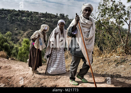 Lalibela, région d'Amhara, en Éthiopie. 6 janvier, 2018. Pèlerins arrivant à Lalibela après jours de marche.Pendant les premiers jours de janvier, des milliers de pèlerins chrétiens orthodoxes éthiopiens aller à la ville de Lalibela pour visiter la ''Nouvelle Jérusalem''. Cette ville sainte est composée de 11 églises interconnectés sculptée à la main qui sont connectés à travers une série de labyrinthes et des tunnels.Les premiers jours de janvier marquer la célébration de Genna (également connu sous le nom de Ledet), qui est la version de Noël du calendrier éthiopien. Au cours de cette célébration, le voyage des pèlerins de la terre sacrée de Lalibela à e Banque D'Images