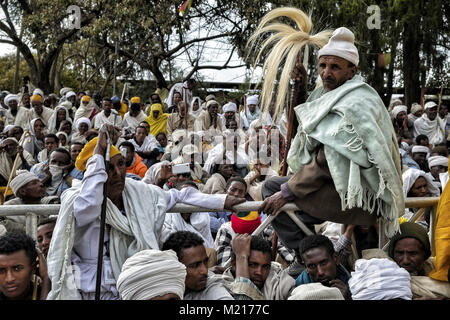 Lalibela, région d'Amhara, en Éthiopie. 6 janvier, 2018. Les pèlerins attendent la prière à Lalibela.Pendant les premiers jours de janvier, des milliers de pèlerins chrétiens orthodoxes éthiopiens aller à la ville de Lalibela pour visiter la ''Nouvelle Jérusalem''. Cette ville sainte est composée de 11 églises interconnectés sculptée à la main qui sont connectés à travers une série de labyrinthes et des tunnels.Les premiers jours de janvier marquer la célébration de Genna (également connu sous le nom de Ledet), qui est la version de Noël du calendrier éthiopien. Au cours de cette célébration, le voyage des pèlerins de la terre sacrée de l'expérience de Lalibela Banque D'Images