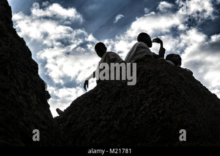 Lalibela, région d'Amhara, en Éthiopie. 6 janvier, 2018. Au repos des pèlerins à Lalibela.Pendant les premiers jours de janvier, des milliers de pèlerins chrétiens orthodoxes éthiopiens aller à la ville de Lalibela pour visiter la ''Nouvelle Jérusalem''. Cette ville sainte est composée de 11 églises interconnectés sculptée à la main qui sont connectés à travers une série de labyrinthes et des tunnels.Les premiers jours de janvier marquer la célébration de Genna (également connu sous le nom de Ledet), qui est la version de Noël du calendrier éthiopien. Au cours de cette célébration, le voyage des pèlerins de la terre sacrée de Lalibela à l'expérience qu'est de Banque D'Images