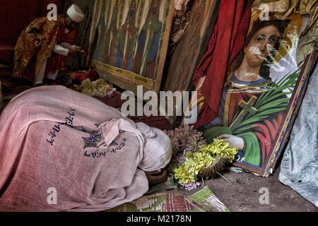 Lalibela, région d'Amhara, en Éthiopie. Jan 7, 2018. Une femme qui prie à l'intérieur de l'Denagel Biete (Maison des Vierges) à Lalibela.Pendant les premiers jours de janvier, des milliers de pèlerins chrétiens orthodoxes éthiopiens aller à la ville de Lalibela pour visiter la ''Nouvelle Jérusalem''. Cette ville sainte est composée de 11 églises interconnectés sculptée à la main qui sont connectés à travers une série de labyrinthes et des tunnels.Les premiers jours de janvier marquer la célébration de Genna (également connu sous le nom de Ledet), qui est la version de Noël du calendrier éthiopien. Au cours de cette célébration, le voyage des pèlerins à la basilique Banque D'Images