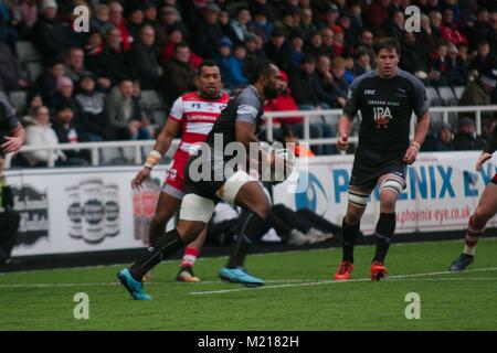 Newcastle Upon Tyne, Angleterre, 3 février 2018. Vereniki Goneva de Newcastle Falcons exécutant avec la balle contre Gloucester Rugby dans l'Anglo Welsh Cup à Kingston Park. Crédit : Colin Edwards/Alamy Live News. Banque D'Images