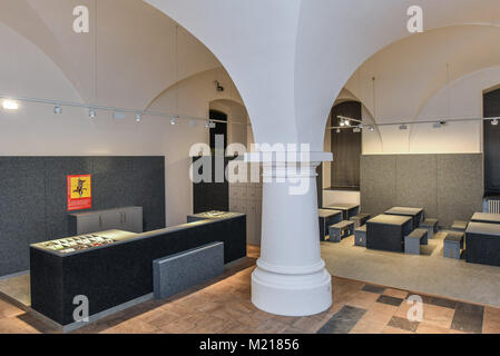 La nouvelle caisse (l) et coin salon (r) dans le Rathaushalle (lit. town hall hall) à Francfort-sur-Oder, Allemagne, 18 janvier 2018. Le Rathaushalle du Brandenburgisches Landesmuseum für Moderne Kunst (musée d'état de Brandebourg pour l'art moderne) a été rénové. Photo : Patrick Pleul/dpa-Zentralbild/ZB Banque D'Images