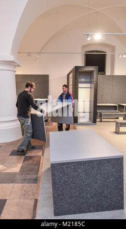 Deux des travailleurs portent une table pour la nouvelle plate-forme par l'Rathaushalle (lit. town hall hall) à Francfort-sur-Oder, Allemagne, 18 janvier 2018. Le Rathaushalle du Brandenburgisches Landesmuseum für Moderne Kunst (musée d'état de Brandebourg pour l'art moderne) a été rénové. Photo : Patrick Pleul/dpa-Zentralbild/ZB Banque D'Images