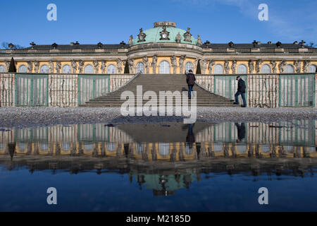 Potsdam, Allemagne. 1er février, 2018. L'entrée principale du palais de Sanssouci se reflète dans une flaque à Potsdam, Allemagne, 1 février 2018. Credit : Ralf Hirschberger/dpa-Zentralbild/dpa/Alamy Live News Banque D'Images