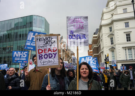 London, UK . 3 janvier 2018, des milliers de manifestants et de démontrer - NHS en crise : le corriger maintenant ! Organiser par l'Assemblée du peuple contre l'austérité et des campagnes de santé ensemble sur 3 2018 à Londres. Credit : Voir Li/Alamy Live News Banque D'Images