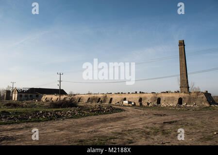 Subotica, Serbie. 24Th Mar, 2017. Une vue générale d'une ancienne usine de brique de Subotica. L'ancienne usine de brique sert de refuge pour les migrants pakistanais en attente d'un passeur contact à traverser la frontière vers la Hongrie.Subotica, situé à 15 km de la frontière hongroise, serbe - un refuge pour des centaines de réfugiés et migrants. La route des Balkans a été officiellement fermé il y a plus d'un an, et pourtant, les alambics reste comme une porte ouverte pour des milliers de migrants et de réfugiés. Pendant ce temps, les migrants en provenance du Pakistan vivent illégalement dans les forêts et des bâtiments abandonnés, qu'ils n'ont pas droit à l'asile. Comme je vie Banque D'Images