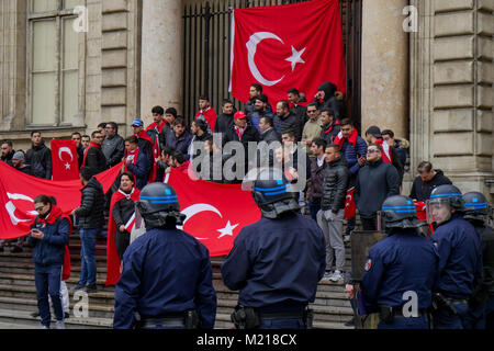 Lyon, France, 10 févr.3rd, 2018 : des militants d'extrême droite sympathisant de l'organisation d'extrême-droite turque "Loups gris" sont vus sous un contrôle des agents de la police anti-émeute comme ils prennent part à un rassemblement interdit de soutenir le président Erdogan, le 3 février 2018 à Lyon (Centre-est de la France) . Dans le même temps, une marche a été organisée par les membres de la diaspora kurde pour protester contre la politique militaire Erdogan concernant les populations kurdes en Syrie et particulièrement le bombardement de l'Afrin. Credit : Serge Mouraret/Alamy Live News. Banque D'Images