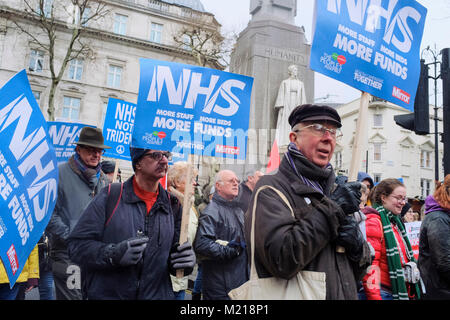 Londres, Royaume-Uni. 3 février 2018. Des milliers de travailleurs des services de santé nationaux, les membres du syndicat, les militants et sympathisants mars dans le centre de Londres pour protester contre les coupures du gouvernement dans l'état de santé et la privatisation des soins médicaux. Banque D'Images