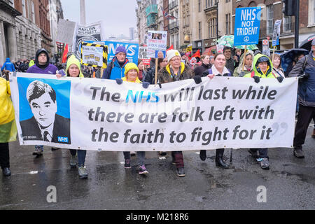 Londres, Royaume-Uni. 3 février 2018. Des milliers de travailleurs des services de santé nationaux, les membres du syndicat, les militants et sympathisants mars dans le centre de Londres pour protester contre les coupures du gouvernement dans l'état de santé et la privatisation des soins médicaux. Credit : Mark Phillips/Alamy Live News Banque D'Images