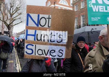 Londres, Royaume-Uni. 3 février 2018. Des milliers de travailleurs des services de santé nationaux, les membres du syndicat, les militants et sympathisants mars dans le centre de Londres pour protester contre les coupures du gouvernement dans l'état de santé et la privatisation des soins médicaux. Credit : Mark Phillips/Alamy Live News Banque D'Images